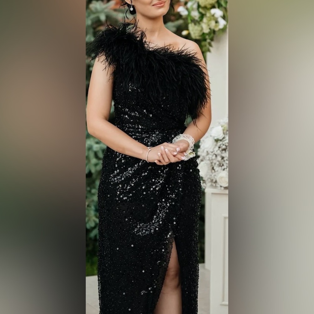 Amazing dress for special occasions😍.  Worn only once